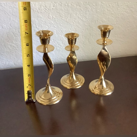 VINTAGE SET OF 3 BRASS CANDLESTICK HOLDERS - GOLD - Picture 6 of 7